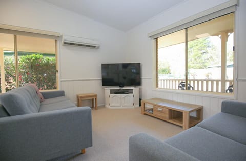 TV and multimedia, Living room, Seating area, air conditioner