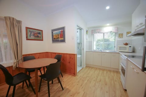 Coffee/tea facilities, Kitchen or kitchenette, Dining area, minibar, pet friendly, stove