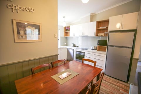 Coffee/tea facilities, Kitchen or kitchenette, Dining area, dishwasher, minibar, pet friendly, stove