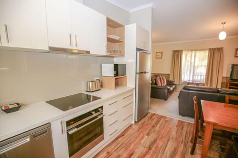 Coffee/tea facilities, Kitchen or kitchenette, Living room, Seating area, Dining area, dishwasher, minibar, pet friendly, stove, toaster, air conditioner