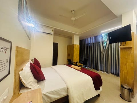 Bed, TV and multimedia, Photo of the whole room, Evening entertainment, Bedroom, air conditioner