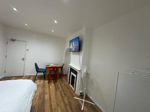 4TH Studio Flat With Privately Own Bathroom A London Luxury Family Home Setup and furnished With a King Size Bed And a Futon-Sofa Bed A Baby Cot and Kitchenette With Private Toilet and Bathroom and Garden for up to 4 Guests and Free Parking Apartment in Bromley