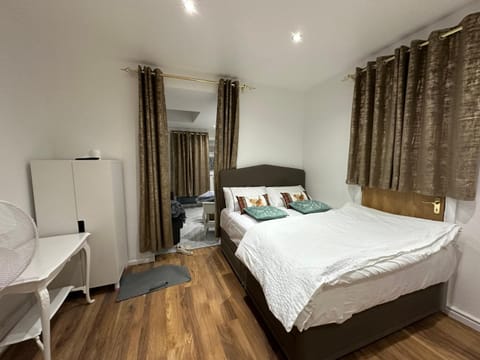 4TH Studio Flat a Family Luxury London Home A Fully Equipped and furnished Studio With a King Size Bed And a Futon-Sofa Bed A Baby Cot A Kitchenette With a Private Toilet and Bath a Garden For up to 4 Guests and Free Parking Condominio in Bromley
