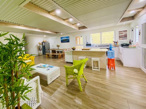 ShineAwayHomes - Family Beach Front No air con Casa in Cook Islands