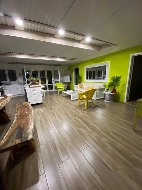 ShineAwayHomes - Family Beach Front House in Cook Islands