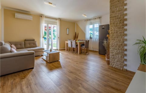 4 Bedroom Cozy Home In Marcana House in Pula