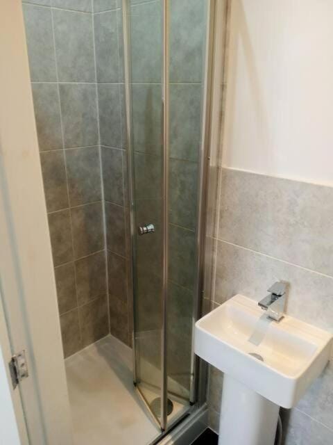 Ensuite Double-bed (E4) close to Burnley city ctr. Bed and Breakfast in Burnley