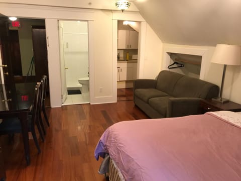 Broadway guest house Vacation rental in Vancouver