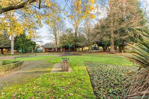 No.8 - Garden Square Apartment in Banbury