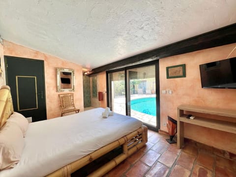 Mas des oliviers - Piscine/Tennis - 10 personnes Country House in Nimes