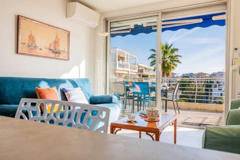 3-Br Apartment Terrace steps from Beaches Apartment in Cannes