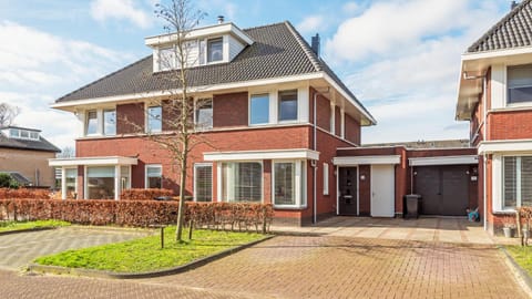 Property building, Neighbourhood, Garden view, Street view