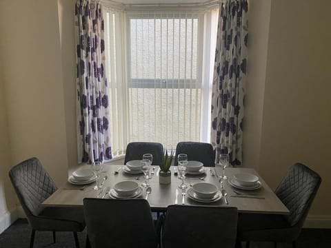 Chepstow House (5 BR with FREE on-steet parking) Bed and Breakfast in Newport