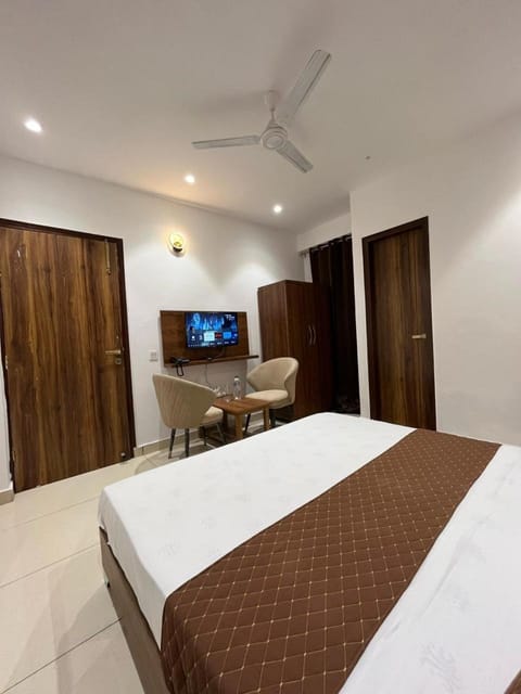 THE LUXURY PLATINUM INN --Luxury Deluxe Rooms -- Chandigarh Road Hotel in Ludhiana