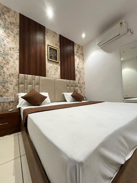 THE LUXURY PLATINUM INN --Luxury Deluxe Rooms -- Chandigarh Road Hotel in Ludhiana