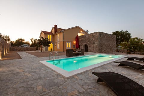 Property building, Pool view, Swimming pool, Sunset, sunbed