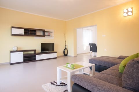 TV and multimedia, Living room, Seating area, Evening entertainment