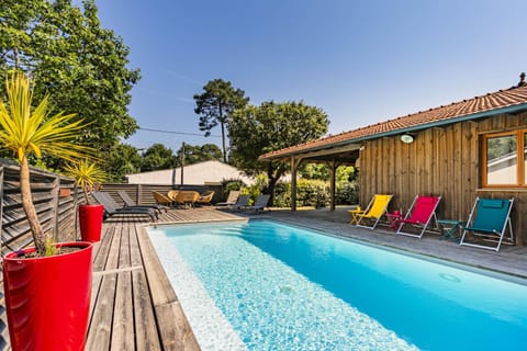 villa bois typique du bassin avec piscine chauffée au bord du lac, La Gde Escoure Villa in Lacanau