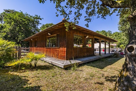 villa bois typique du bassin avec piscine chauffée au bord du lac, La Gde Escoure Villa in Lacanau