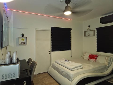 Bed, TV and multimedia, Photo of the whole room, Seating area, Bedroom, air conditioner