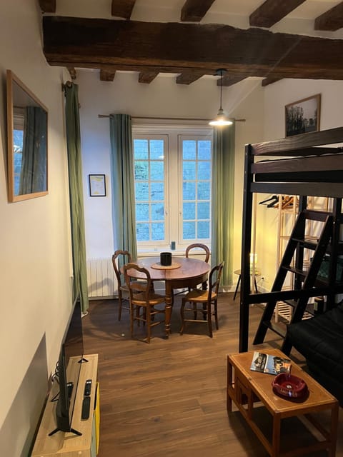 TV and multimedia, Living room, Seating area, Dining area