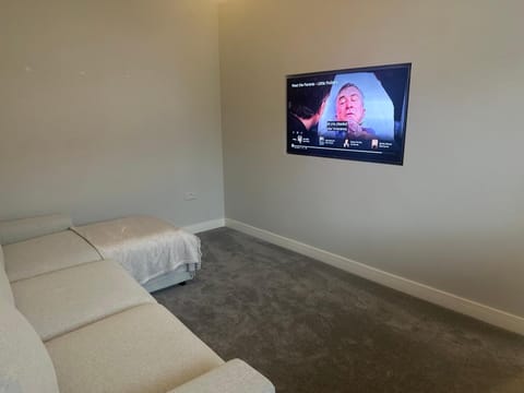 Communal lounge/ TV room, Bed, TV and multimedia, Photo of the whole room, Seating area, Evening entertainment