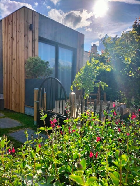 Property building, Spring, Day, Garden, Garden view