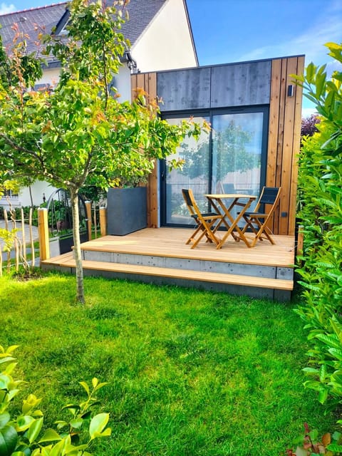 Patio, Spring, Day, Garden, Dining area, Garden view