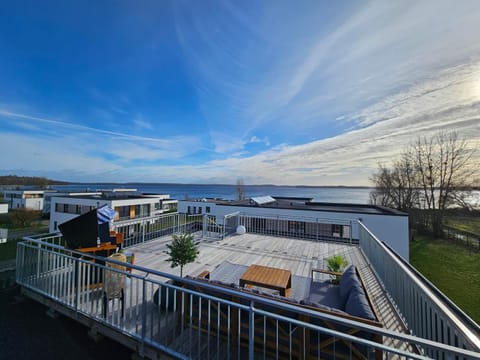 View (from property/room), Balcony/Terrace, Seating area, Lake view