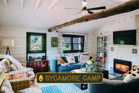 Sycamore Camp - Historic Log Cabin Reimagined Casa in Tunkhannock Township