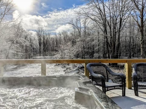 Skypine Lodge - Log Lodge Atop the World Chalet in Luzerne County