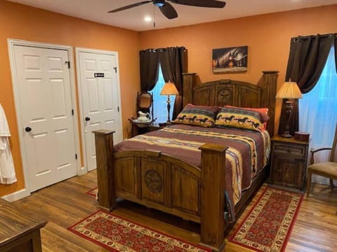 StockYards!-1 block away ! Cowboy Cottage sleeps 9 House in Fort Worth
