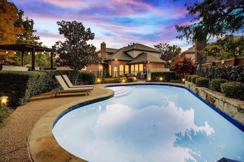 Glamorous 4Br Home with Pool Hot Tub & Grill Casa in Carrollton