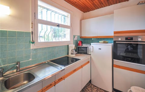 Amazing Home In La Bouverie With Kitchen Casa in Roquebrune-sur-Argens