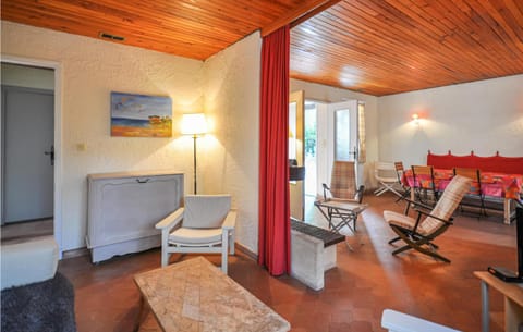 Amazing Home In La Bouverie With Kitchen Maison in Roquebrune-sur-Argens