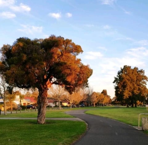 double room share bathroom and kitchen Pousada com café da manhã (B&B) in Canning Vale