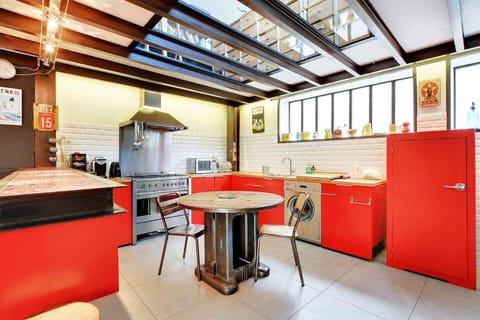 Loft d'artiste, exceptionnel. Villa in Aubervilliers