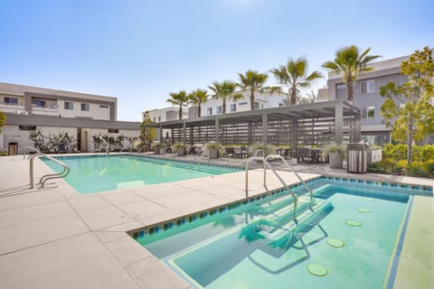 Convenient Anaheim Condo Walk to Angel Stadium Apartment in Orange