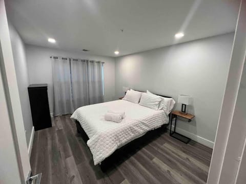 The Modern Suite - 2BR Close to NYC Condo in Paterson