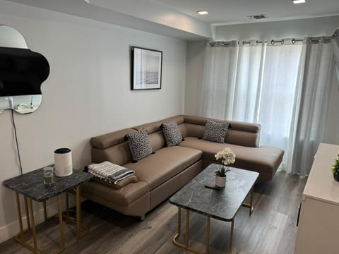The Modern Suite - 2BR Close to NYC Condo in Paterson