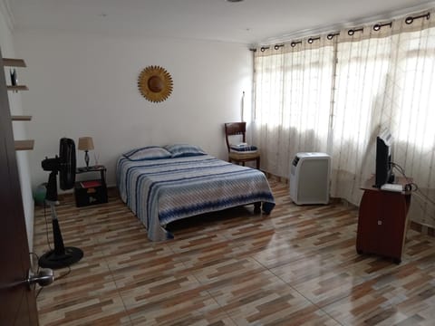 Bed, TV and multimedia, Photo of the whole room, air conditioner