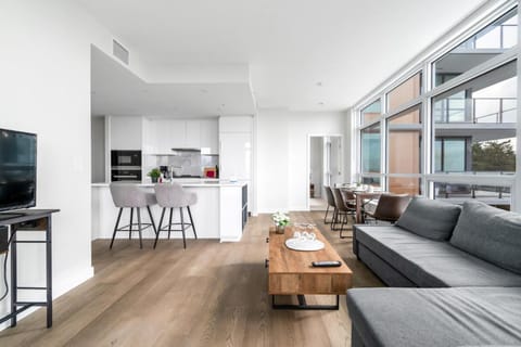 Urban Oasis: Stylish Apartment Retreat at UBC Copropriété in Richmond