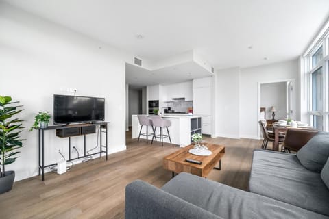 Urban Oasis: Stylish Apartment Retreat at UBC Condominio in Richmond
