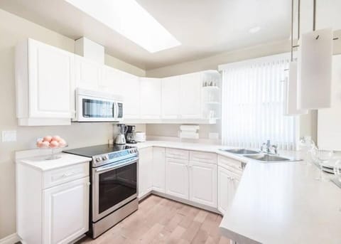 Monthly Furnished Bright Beautiful 3bedroom Suite Condo in Oak Bay