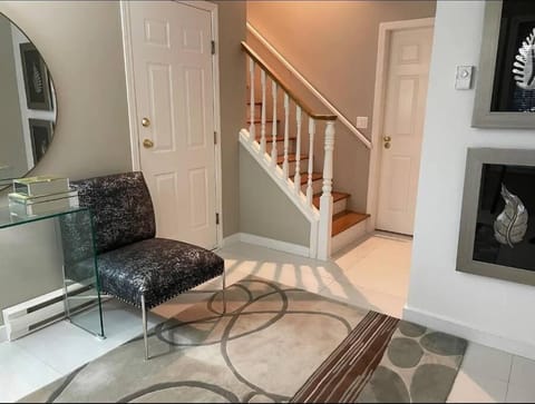 Monthly Furnished Bright Beautiful 3bedroom Suite Condominio in Oak Bay