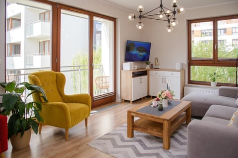 TV and multimedia, Living room, Evening entertainment