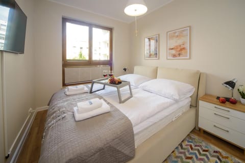 Bed, TV and multimedia, Bedroom