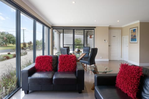 Ocean View Executive Holiday Home House in Busselton