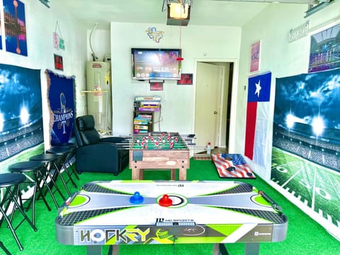 Communal lounge/ TV room, Game Room, TV and multimedia, Seating area, Evening entertainment, Evening entertainment, Sports, Entertainment, children, children, young children, fireplace, locker, locker