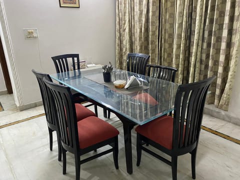 Madhuraj Hotels Alquiler vacacional in Noida
